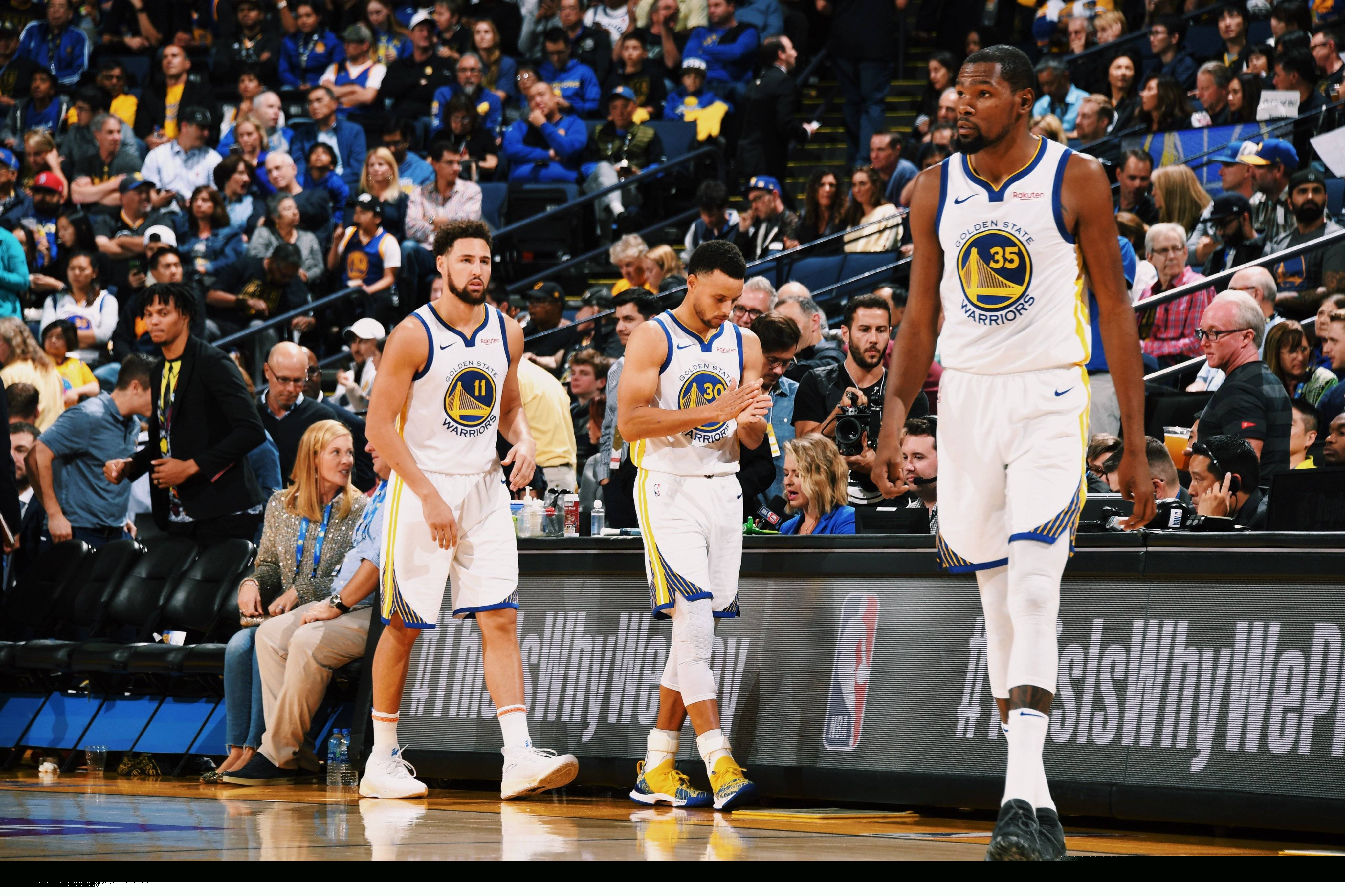 西甲第16轮红黑榜：西班牙集泡面头双星，拉菲尼亚生日快乐（西甲16轮红黑榜：西班牙泡面头双星抢镜，拉菲尼亚喜迎生日）