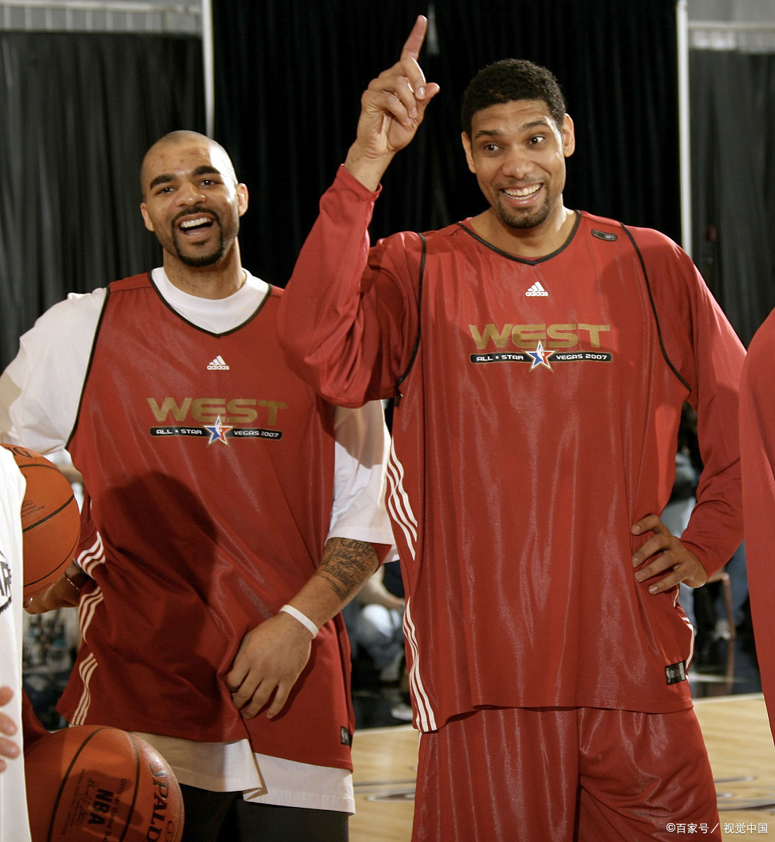 疑似拉倒巴恩斯未吹罚犯规，詹姆斯：我只是碰了他，没拉他（被质疑拉倒巴恩斯未判犯规，詹姆斯回应：只是碰到并非拉人）