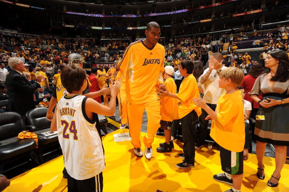 绿军末节10三分！斯波：他们拥有恐怖火力 随时能一波流接管比赛（绿军末节轰出10记三分，斯波直言：他们火力恐怖，随时一波流接管比赛）