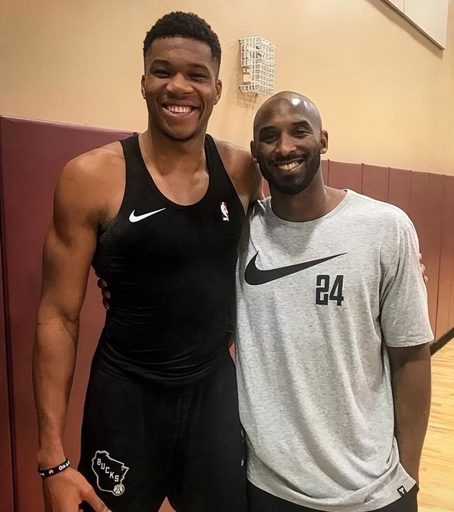 篮球湖人球员场上发挥获得球迷认可（湖人球员出色表现赢得球迷称赞）