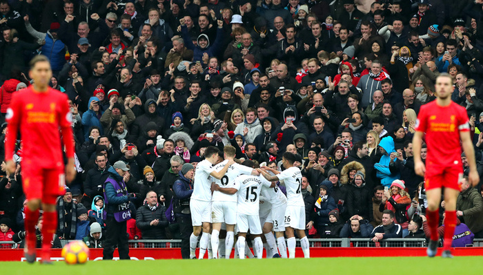 世体：法兰克福球迷在诺坎普制造骚乱，巴萨要求经济赔偿（世体：法兰克福球迷在诺坎普引发骚动，巴萨提出经济索赔）