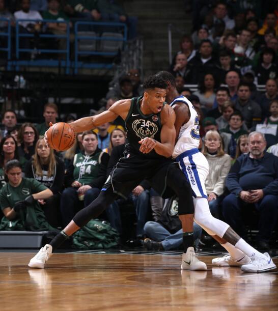 辕门射戟！文班追身三分正中靶心 帮助球队扩大领先（神准如弩！文班追击三分一箭穿心 助球队扩大领先）