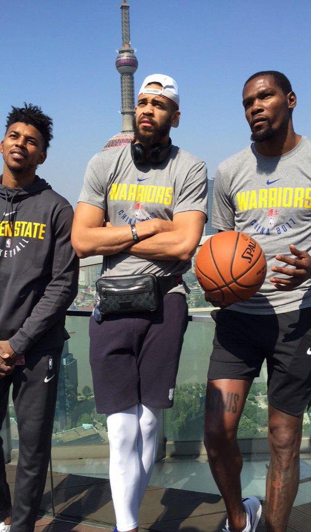 足球巴萨公布主力中场伤情，将缺阵一月（巴萨确认主力中场伤停，预计休战一个月）