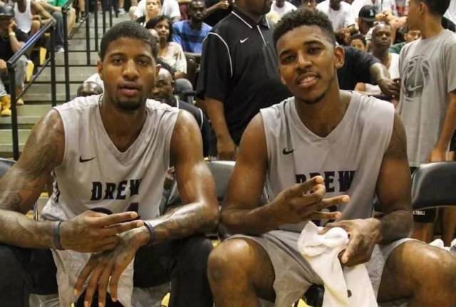 出席白宫晚宴后，C罗与美国防务部长合影（白宫晚宴后，C罗与美国防长合影留念）