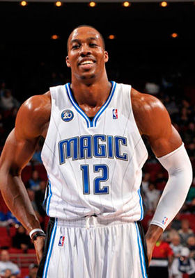 套娃，久保建英坐在涩谷的大久保建英像下握着一个小久保建英（久保建英坐在涩谷自己的巨型雕像下，手握迷你版的自己）