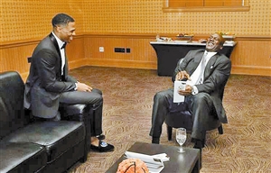 进攻层次性！詹姆斯跳投被马威盖 艾顿二次进攻得分（攻势层次分明！詹姆斯跳投遭马威封盖，艾顿二次进攻得手）