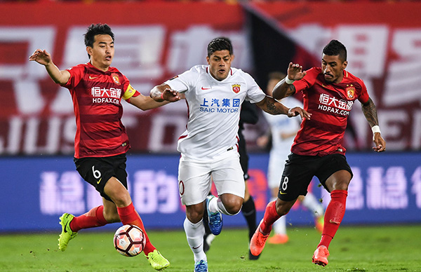 埃弗顿后卫禁区疑似手球，裁判未吹点球正确吗？（埃弗顿后卫禁区疑似手球，裁判未判点球是否合理？）