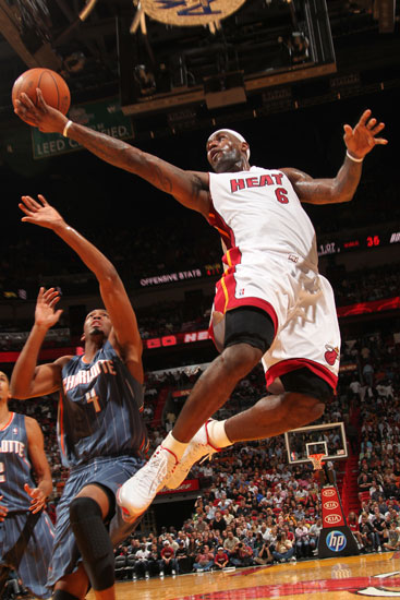 每体：拉菲尼亚没有经纪人也无意离开巴萨，他决心履行完合同（每体：拉菲尼亚无经纪人且无意转会，坚决在巴萨履行合同）