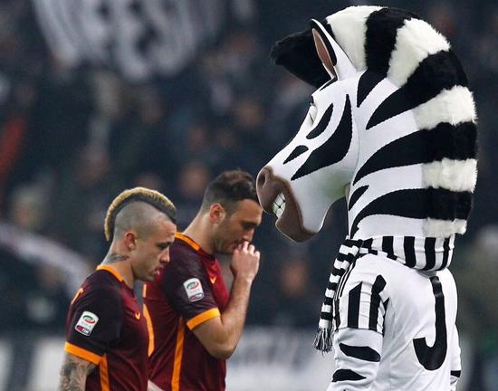 欧文突破防守造成杀伤球成功（欧文强突防线制造杀伤并得手）