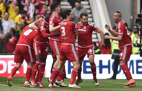 镜报：麦克托米奈上赛季意甲收官战亲签球衣成交价超2.4万欧（镜报称：麦克托米奈上赛季意甲末轮亲签球衣拍卖价超2.4万欧）