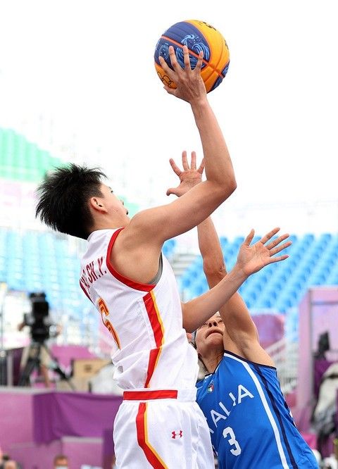 老鹰首节轰41分，杰伦·约翰逊单节6助攻追平生涯纪录（老鹰开局火力全开首节砍下41分，杰伦·约翰逊单节6助攻追平生涯纪录）