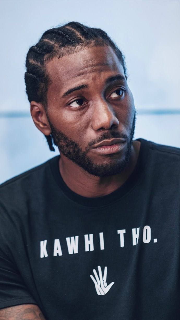 布克：伊戈达罗球商极高总能清晰洞察场上局势 换防速度也很快（布克盛赞伊戈达罗：球商顶尖，场上洞察力强，防守换防迅捷）