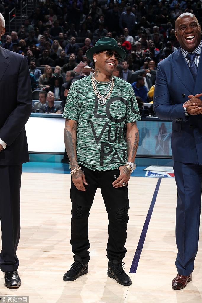 西蒙斯29岁退役去钓鱼！美球迷：美国梦现实版&谁能拒绝这生活！（29岁西蒙斯退役投身垂钓，美球迷感叹：现实版美国梦，谁能不向往！）