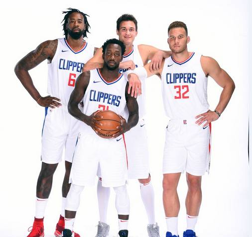 花絮！约基奇调侃签名鞋代差，戈登第六代战靴赠球迷（场边趣事：约基奇笑谈签名鞋“代差”，戈登赠送第六代战靴给球迷）