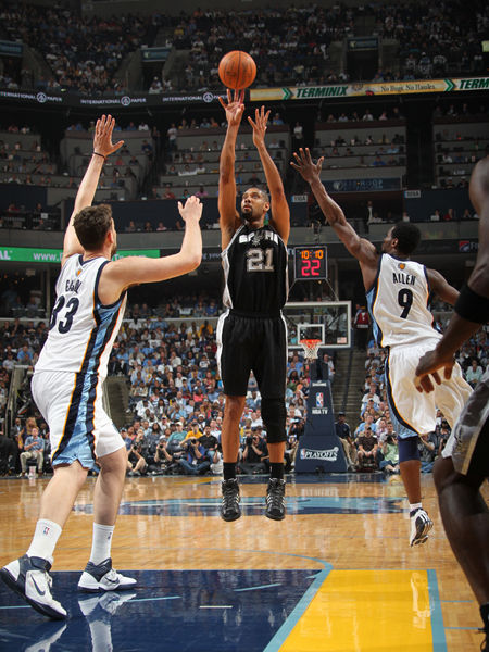 艾弗森除了身高是劣势，其他都是顶配的天赋，所以才能如此强大（艾弗森除身高略成短板，其余皆顶配天赋，因此强大无比）