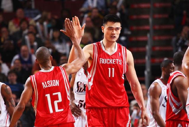 发疯了？里沙利松掐埃基蒂克脖子、推索博、肘击弗林蓬，均未染黄（里沙利松连出粗暴动作：掐埃基蒂克、推索博、肘击弗林蓬仍未吃黄牌）