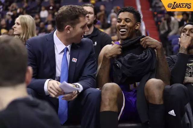 世体：巴萨对贝尔纳尔恢复极为谨慎，球员团队考虑过冬窗外租（世体：巴萨谨慎推进贝尔纳尔复出，球员团队曾评估冬窗租借方案）