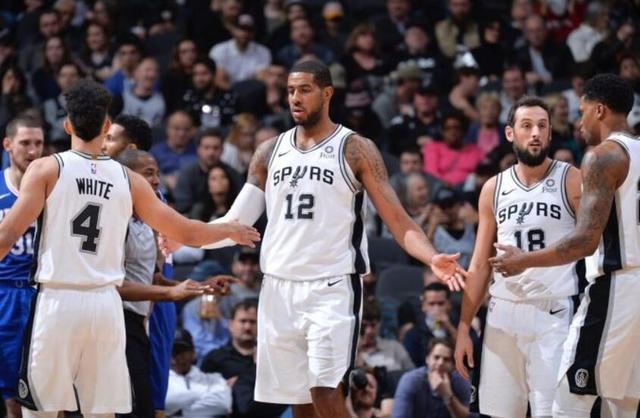 2025年世界女排联赛半决赛，意大利3-0战胜波兰，凭借进攻和网口优势强势夺冠。（2025世界女排联赛半决赛：意大利直落三局击败波兰，凭强势进攻与网口优势最终夺冠）